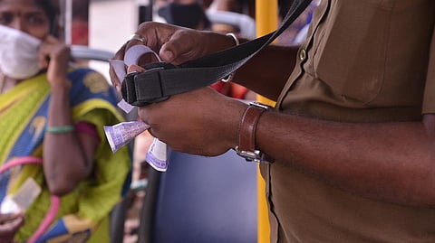 தொழில்நுட்பக் கோளாறு காரணமாக மாநகர பேருந்துகளில் மின்னணு பயணச்சீட்டு கருவி செயல்பாடு முடக்கம்