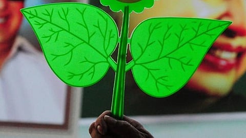 அதிமுக இரட்டை இலை சின்னம் விவகாரம்: தாமதம் குறித்து தேர்தல் ஆணையத்துக்கு டெல்லி ஐகோர்ட் கேள்வி