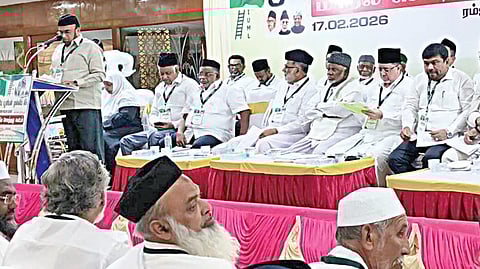 சென்னை ராயபுரத்தில் நேற்று நடைபெற்ற இந்திய யூனியன் முஸ்லிம் லீக் கட்சியின் மாநில அவசர செயற்குழுக் கூட்டத்தில் பங்கேற்ற தேசிய தலைவர் காதர் மொகிதீன், நிர்வாகிகள்.