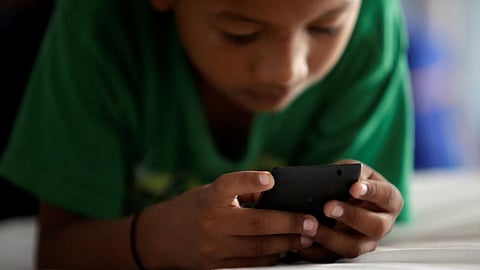 சமூக வலைதளங்களை 16 வயதுக்கு உட்பட்டோர் பயன்படுத்தத் தடை? - மத்திய அரசு பரிசீலனை