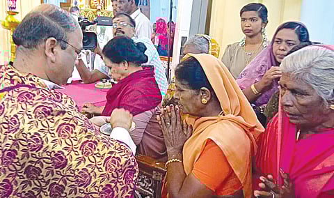 வேளாங்கண்ணி பேராலயத்தில் சாம்பல் புதனை முன்னிட்டு கிறிஸ்தவர்களின் நெற்றியில் சாம்பல் பூசிய அருட்தந்தை.