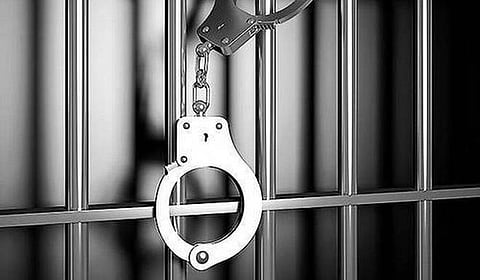 அங்கீகரிக்கப்படாத மூலிகைகளை விற்றதாக கர்நாடக பழங்குடிகள் 26 பேர் கானாவில் கைது!