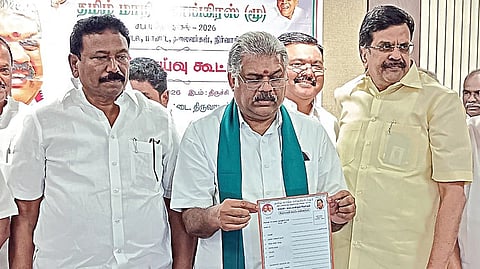 திருச்சியில் சட்டப்பேரவைத் தேர்தலில் போட்டியிட கட்சியினரிடம் இருந்து நேற்று விருப்ப மனுக்களை பெற்று கொண்ட தமாகா தலைவர் ஜி.கே.வாசன்.