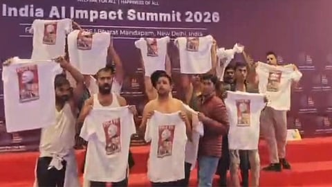 டெல்லி ஏஐ உச்சி மாநாட்டில் சட்டைகளை கழற்றி காங்கிரஸ் கட்சியினர் போராட்டம்!