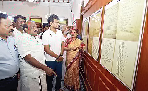 எழும்பூரில் புனரமைக்கப்பட்டுள்ள ஆவணக் காப்பகக் கட்டிடம், புதிய கண்காட்சி கூடத்தை நேற்று திறந்துவைத்துப் பார்வையிட்டார் துணை முதல்வர் உதயநிதி ஸ்டாலின். உடன், அமைச்சர்கள் பி.கே.சேகர்பாபு, கோவி.செழியன் மற்றும் இ.பரந்தாமன் எம்எல்ஏ, உயர் கல்வித்துறை செயலர் பொ.சங்கர் உள்ளிட்டோர்.