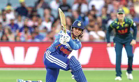 ஆஸ்திரேலிய அணிக்கு எதிரான டி20 போட்டியில் அதிரடியாக விளையாடிய இந்திய அணியின் ஸ்மிருதி மந்தனா.