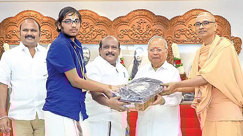 “உலகம் உங்கள் கையில்” திட்டத்தின் கீழ், 993 மாணவர்களுக்கு மடிக்கணினிகளை உயர்கல்வித் துறை அமைச்சர் கோவி.செழியன் சென்னை, விவேகானந்தா கல்லூரியில் நடைபெற்ற நிகழ்ச்சியில் வழங்கினார். த.வேலு எம்எல்ஏ, நல்லி குப்புசாமி, கல்லூரி செயலாளர் சுவாமி தியானகாமியானந்தா, முதல்வர் எஸ்.குமரேசன் ஆகியோர் கலந்து கொண்டனர்.