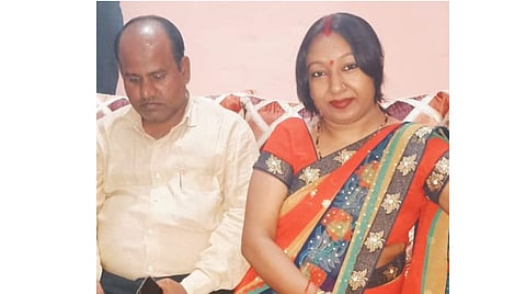 ராம் பவன். இவரது மனைவி துர்காவதி.