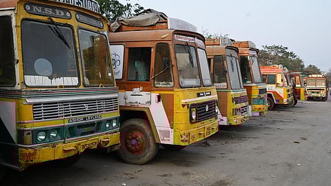 எப்.சி. கட்டண உயர்வை நிறுத்திவைக்க உத்தரவு: மாநில அளவிலான லாரிகள் வேலைநிறுத்தம் வாபஸ்