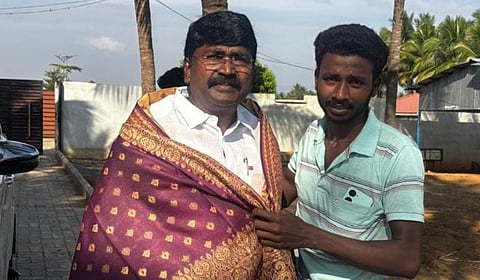 திமுக தெற்கு ஒன்றிய செயலாளர் வீரா.சாமிநாதன்; அருகில் மணிகண்டன்