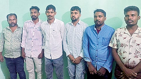 திருப்பூரில் டெல்லி போலீஸாரால் கைது செய்யப்பட்ட வங்கதேசத்தினர்.