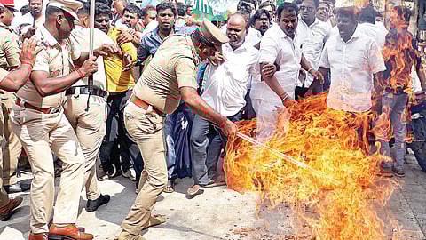 பிரதமரின் உருவபொம்மையை எரிக்க முயன்ற காங்கிரஸாரை விரட்டியடித்த போலீஸார். படங்கள்: எம்.சாம்ராஜ்