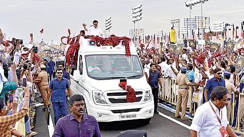 மதுரையில் நடந்த தென் மண்டல திமுக முகவர்கள் கூட்டத்துக்கு வந்த முதல்வர் மு.க.ஸ்டாலினுக்கு உற்சாக வரவேற்பு அளித்த கட்சியினர். படம்: நா.தங்கரத்தினம்