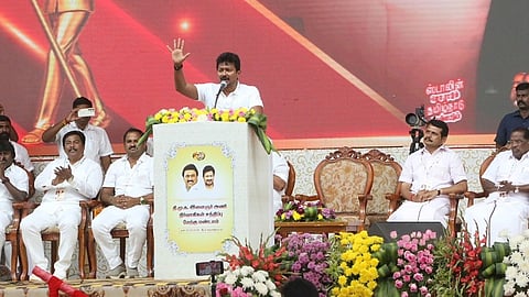 கோவை கணியூர் சுங்கச்சாவடி அருகே இன்று மாலை நடந்த திமுக மேற்கு மண்டல இளைஞரணி நிர்வாகிககள் மாநாட்டில் பேசிய இளைஞரணி செயலாளரும், துணை முதல்வருமான உதயநிதி ஸ்டாலின். அருகில், நிர்வாகிகள் உள்ளிட்டோர் உள்ளனர். 