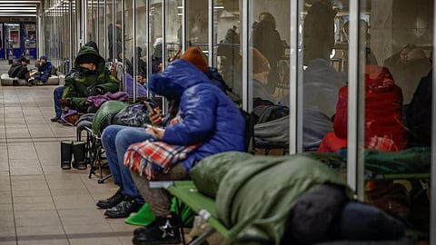 பாதுகாப்பான இடத்தில் தஞ்சமடைந்த உக்ரைன் மக்கள்