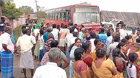 பொன்னேரி: தரமான குடிநீர் விநியோகிக்க கோரி அரசு பேருந்துகளை சிறை பிடித்து போராட்டம்