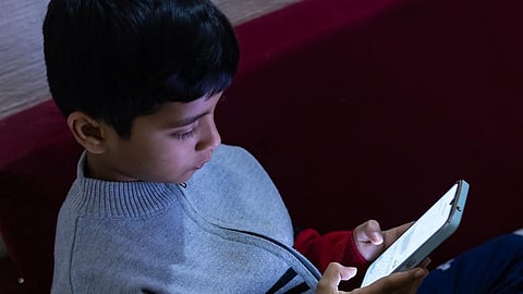 சிறாருக்குச் சமூக ஊடகத் தடை: நிதானம் அவசியம்!