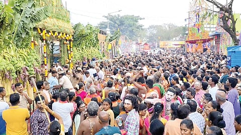 வியாசர்பாடி மரகதாம்பாள் உடனுறை இரவீஸ்வரர் கோயில் புனரமைப்புப் பணிகள் நிறைவடைந்ததை தொடர்ந்து நேற்று கும்பாபிஷேம் நடைபெற்றது. கும்பாபிஷேகத்தில் திரளான பக்தர்கள் பங்கேற்று தரிசனம் செய்தனர்.