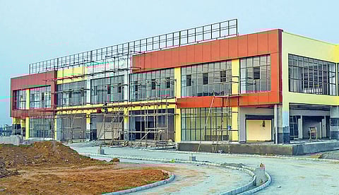 திருச்சி பஞ்சப்பூர் பேருந்து நிலையம் அருகில் புதிதாக கட்டப்பட்டு வரும் பல்நோக்கு வணிக மையம். | படம்: ர.செல்வமுத்துகுமார் |