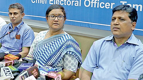 இறுதி வாக்காளர் பட்டியல் நேற்று வெளியானதை தொடர்ந்து, சென்னை தலைமைச் செயலகத்தில் செய்தியாளர்களிடம் பேசிய தமிழக தலைமைத் தேர்தல் அதிகாரி அர்ச்சனா பட்நாயக். உடன், கூடுதல் தலைமை தேர்தல் அதிகாரிகள் ஏ.சிவஞானம், வி.தர் ஆகியோர்.படம்: ம.பிரபு