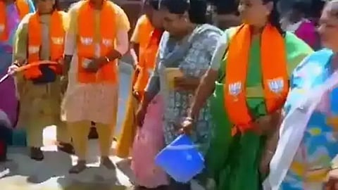 மஞ்சள் தெளித்து ‘தீட்டு கழித்த’ பாஜக மகளிர் அணி - புதுச்சேரி போலீஸில் காங். மகளிர் அணி தலைவி புகார்