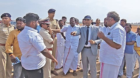 மதுரை மண்டேலா நகரில் பிரதமர் மோடி பங்கேற்கும் எய்ம்ஸ் மருத்துவமனை கட்டிடத் திறப்பு விழா நடைபெறும் இடத்தில் ஆய்வு மேற்கொண்ட மதுரை ஆட்சியர், மாநகர காவல் ஆணையர் உள்ளிட்டோர்.