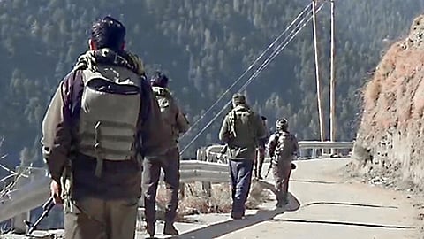 காஷ்மீர் என்கவுன்ட்டரில் 3 தீவிரவாதிகள் உயிரிழப்பு