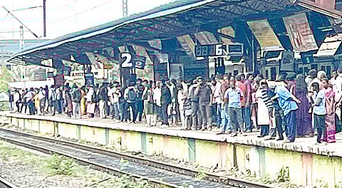 புறநகர் மின்சார ரயில் சேவைகள் குறைக்கப்பட்டதால் தாம்பரம் ரயில் நிலையத்தில் ரயிலுக்காக காத்திருக்கும் பயணிகள். | படம்: எம்.முத்துகணேஷ் |
