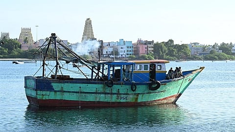 12 மீனவர்களை கைது செய்தது இலங்கை கடற்படை
