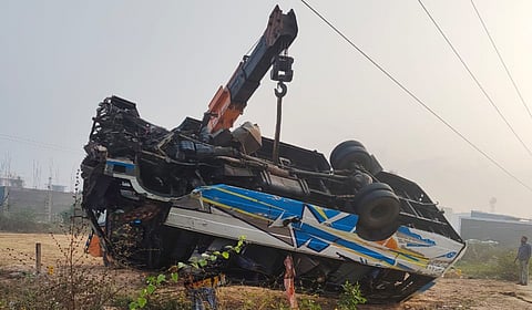 ஆவடி அருகே மினி சுற்றுலா பேருந்து கவிழ்ந்து இளம்பெண் உயிரிழப்பு; 12 பேர் படுகாயம்