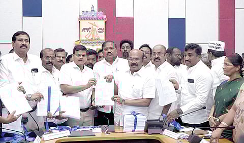 சென்னை மாவட்டத்துக்கு உட்பட்ட 16 சட்டப்பேரவை தொகுதிகளின் இறுதி வாக்காளர் பட்டியலை மாநகராட்சி ரிப்பன் மாளிகையில் மாவட்ட தேர்தல் அதிகாரி ஜெ.குமரகுருபரன் நேற்று வெளியிட்டார். அதை கட்சிகளின் பிரதிநிதிகள் பெற்றுக் கொண்டனர். | படம்: எல்.சீனிவாசன் |