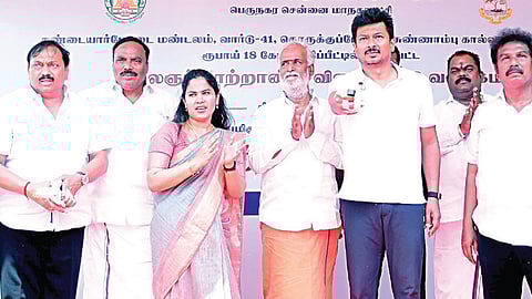 தண்டையார்பேட்டை மண்டலம், வார்டு 41-க்கு உட்பட்ட கொருக்குப்பேட்டை, சுண்ணாம்புக் கால்வாய் சாலையில் மாநகராட்சி மூலதன நிதியின் கீழ் ரூ.18 கோடி மதிப்பீட்டில் கட்டப்பட்டுள்ள கலைஞர் நூற்றாண்டு விளையாட்டு வளாகத்தை துணை முதல்வர் உதயநிதி ஸ்டாலின் நேற்று தொடங்கி வைத்தார். உடன் அமைச்சர் சேகர்பாபு, சட்டமன்ற உறுப்பினர் மாதவரம் எஸ்.சுதர்சனம் உள்ளிட்டோர்.