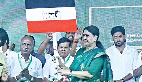 ராமநாதபுரத்தில் நடைபெற்ற கூட்டத்தில் புதிதாக தொடங்க இருக்கும் கட்சியின் கொடியை சசிகலா அறிமுகம் செய்தார்.