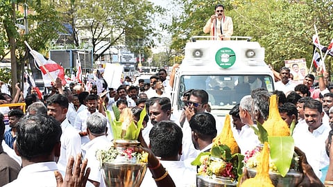 மதுரை கேகே.நகரிலுள்ள சிலைக்கு மாலை அணிவிக்க திறந்த வேனில் டிடிவி.தினகரன் வந்த காட்சி. படம் எஸ்.கிருஷ்ணமூர்த்தி.