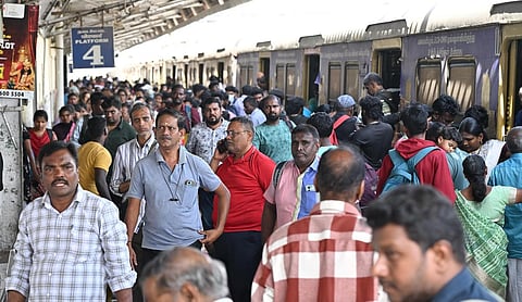 சென்னை கடற்கரை - செங்கல்பட்டு இடையே கூடுதலாக 45 ரயில் சேவை குறைப்பால் பயணிகள் கடும் அவதி
