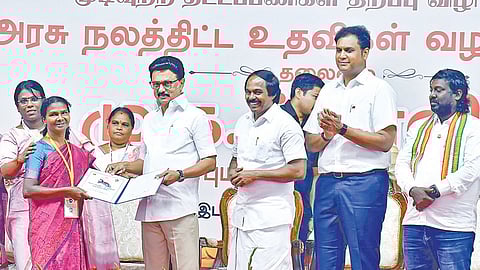 நாகர்கோவிலில் நேற்று நடைபெற்ற அரசு விழாவில் நலத்திட்ட உதவிகளை வழங்கினார் முதல்வர் மு.க.ஸ்டாலின். உடன், அமைச்சர்கள் அனிதா ராதாகிருஷ்ணன், கீதா ஜீவன், மனோ தங்கராஜ் உள்ளிட்டோர். | படங்கள்: மு.லெட்சுமி அருண் |