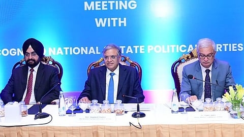 தமிழக சட்டப்பேரவை தேர்தல் குறித்து அங்கீகரிக்கப்பட்ட கட்சிகள், மாவட்ட ஆட்சியர்கள், எஸ்.பி.க்கள், ஐ.ஜி.க்களுடன் தலைமை தேர்தல் ஆணையர் ஞானேஷ்குமார் சென்னையில் நேற்று ஆலோசனை நடத்தினார். உடன் தேர்தல் ஆணையர்கள் சுக்பீர் சிங் சந்து, விவேக் ஜோஷி.