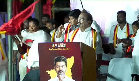 கரூரில் சாய்ந்த கொடிக் கம்பம்