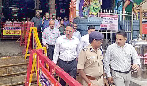 திருப்பரங்குன்றம் முருகன் கோயிலில் பாதுகாப்பு ஏற்பாடுகள் தொடர்பாக ஆய்வு மேற்கொண்ட தேசிய பாதுகாப்புப் படை அதிகாரிகள். | படம்: எஸ்.கிருஷ்ணமூர்த்தி |