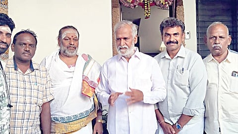 பணி நிரந்தரம் உள்ளிட்ட கோரிக்கைகளை நிறைவேற்ற வலியுறுத்தி அமைச்சர் பி.கே.சேகர்பாபுவிடம் மனு அளித்த தமிழ்நாடு திருக்கோயில் தொழிலாளர்கள் சங்கத்தினர்.