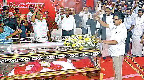 மறைந்த இந்திய கம்யூனிஸ்ட் கட்சியின் மூத்த தலைவர் நல்லகண்ணு உடலுக்கு முதல்வர் ஸ்டாலின் தலைமையில் தலைவர்கள் ‘வீரவணக்கம்’ செலுத்தினர். படங்கள்: ம.பிரபு