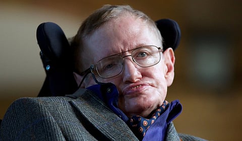 எப்ஸ்டீன் கோப்புகளில் 2 இளம்பெண்களுடன் இருக்கும் விஞ்ஞானி ஸ்டீபன் ஹாக்கிங் புகைப்படம் வெளியாகி சர்ச்சை