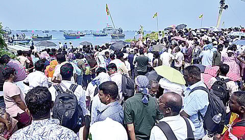 புனித அந்தோணியார் ஆலயத் திருவிழா முடிந்து கச்சத்தீவு கடற்கரையிலிருந்து மீண்டும் தாயகத்துக்கு புறப்பட்ட இரு நாட்டு பக்தர்கள். படம்: எல். பாலச்சந்தர்