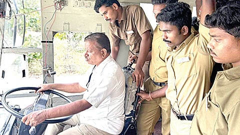 பழங்குடியினர் நலத்துறையும் தமிழ்நாடு திறன் மேம்பாட்டுக் கழகமும் இணைந்து பழங்குடியின இளைஞர்களுக்கு கனரக மற்றும் இலகுரக வாகன ஓட்டுநர் பயிற்சி அளிக்கப்பட்டது.