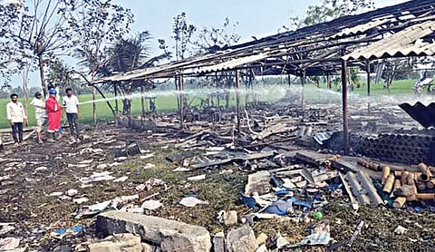 ஆந்திர மாநிலம் வேட்லபாளையம் பகுதியில் நேற்று பட்டாசு ஆலையில் நிகழ்ந்த வெடி விபத்தில், பட்டாசு தயாரிப்பு பணி நடந்து வந்த கூடம் உருக்குலைந்தது. தீயணைப்பு படையினர் தீவிரமாகப் போராடி தீயை அணைத்தனர்.