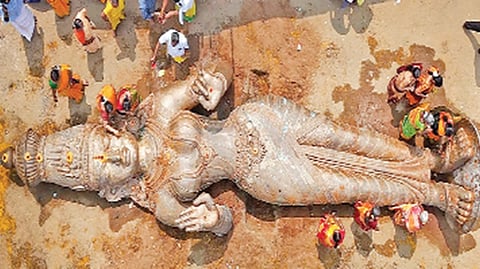 கும்பகோணத்தில் வடிவமைக்கப்பட்ட ஐம்பொன்னால் ஆன 65 டன் எடை, 38 அடி உயர ஆதிபராசக்தி அம்மன் சிலை.