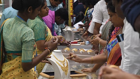 ஒரே நாளில் தங்கம் விலை ரூ.5,200 உயர்வு - பவுன் ரூ.1.24 லட்சத்துக்கு விற்பனை!