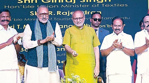 சேலத்தில் உள்ள இந்திய கைத்தறி தொழில்நுட்பக் கல்லூரியில் கட்டப்பட்டுள்ள புதிய கல்வி வளாகத்தை நேற்று திறந்துவைத்தார் குடியரசு துணைத் தலைவர் சி.பி ராதாகிருஷ்ணன். உடன், மத்திய ஜவுளித் துறை அமைச்சர் கிரிராஜ் சிங், தமிழக அமைச்சர் ராஜேந்திரன், எம்.பி.க்கள் செல்வகணபதி, சிவலிங்கம் உள்ளிட்டோர். படம்: எஸ்.குரு பிரசாத்