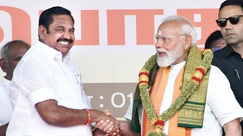 மதுரை மண்டேலா நகரில் நேற்று நடைபெற்ற தேசிய ஜனநாயகக் கூட்டணி பொதுக் கூட்டத்தில் பிரதமர் மோடி, அதிமுக பொதுச் செயலாளர் பழனிசாமி. படம்: எஸ்.கிருஷ்ணமூர்த்தி