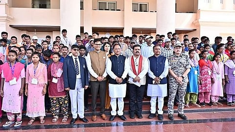 சத்தீஸ்கர் சட்டப்பேரவையை பார்வையிட்ட 120 முன்னாள் மாவோயிஸ்ட்கள்